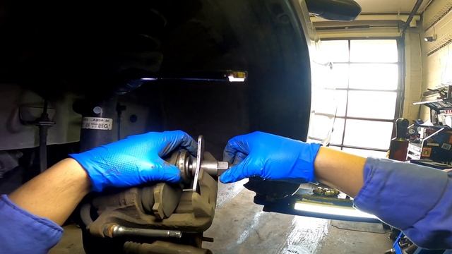 2012 - 2014 Honda CRV How to replace Front brakes pads & Brake rotors смотреть онлайн