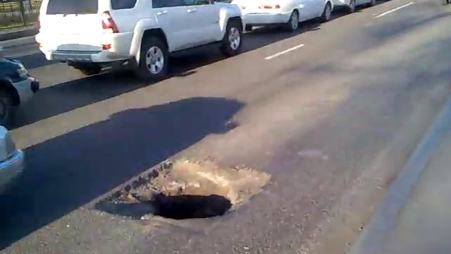 Машина провалилась в люк - 