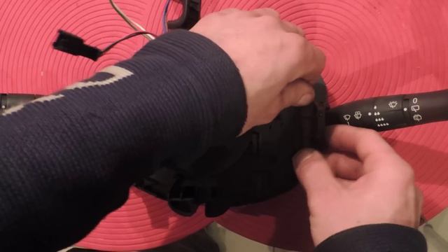 Instrukcja montażu zwijacza z taśmą AIRBAG na manetkach Renault Megane II смотреть онлайн