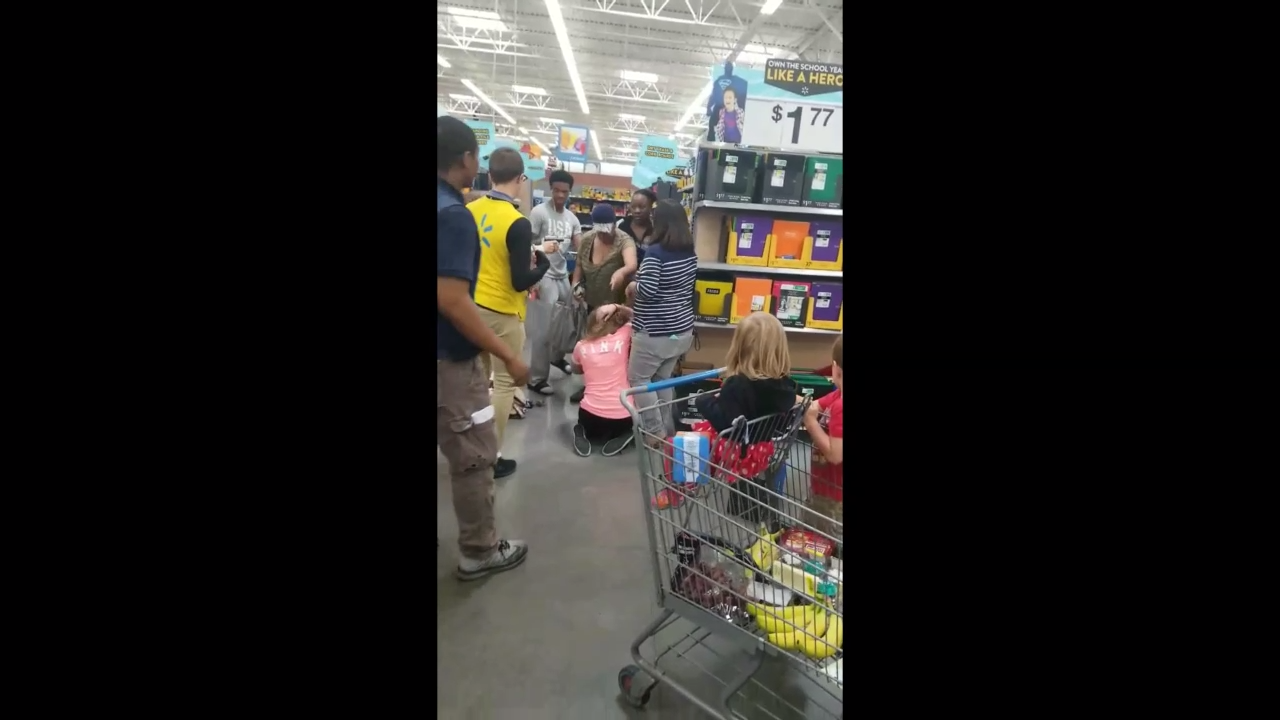 Женщина с пистолетом в Walmart смотреть онлайн