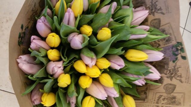 Микс из тюльпанов в крафт бумаге