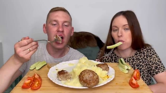 МУКБАНГ КАРТОФЕЛЬНОЕ ПЮРЕ КОТЛЕТЫ готовим сами домашняя еда ответы на вопросы MUKBANG MASHEDPOTATOE смотреть онлайн