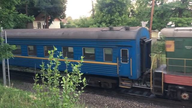 ЧМЭ3-2505 с пригородным поездом Черновцы — Вадул Сирет на перегоне Черновцы — Черновцы-Южная