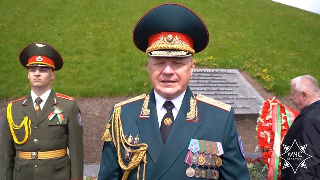 «Мы чтим Победу и созидаем мир!»: спасатели во главе с министром возложили цветы к Кургану Славы