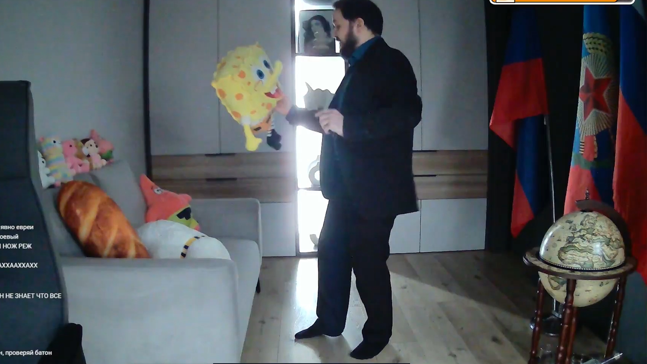 Жмиль ищет Еврея в комнате