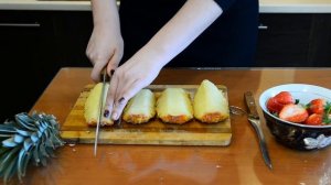 Как правильно почистить ананас ножом.How to peel a pineapple with a knife.