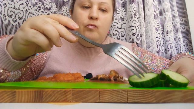 ASMR Мукбанг килька в томатном соусе😋кабачковая икра😋огурцы😋 смотреть онлайн
