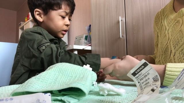 ВИДЕО УКОЛА Мама делает укол маленькому ребенку Укол ребенку 3 лет смотреть онлайн