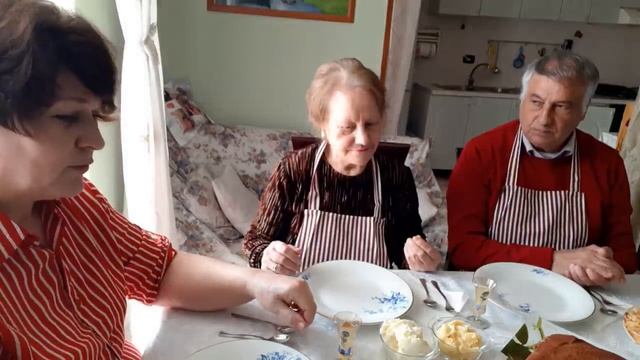 37) Итальянцы учатся печь русские блины на МАСЛЕНИЦУ! Сколько блинов будет КОМОМ? Крем с ЛИМОНЧЕЛЛ смотреть онлайн