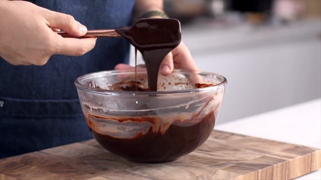 How To Make The GIANT Chocolate Matilda Cake - The Scran Line смотреть онлайн