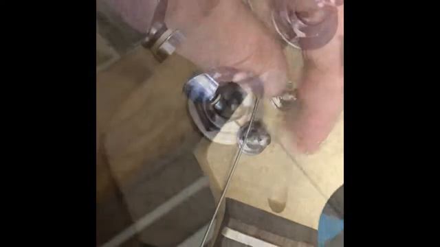 DIY How to Replace Guitar Strings on Fender Squire Strat For Dummies смотреть онлайн