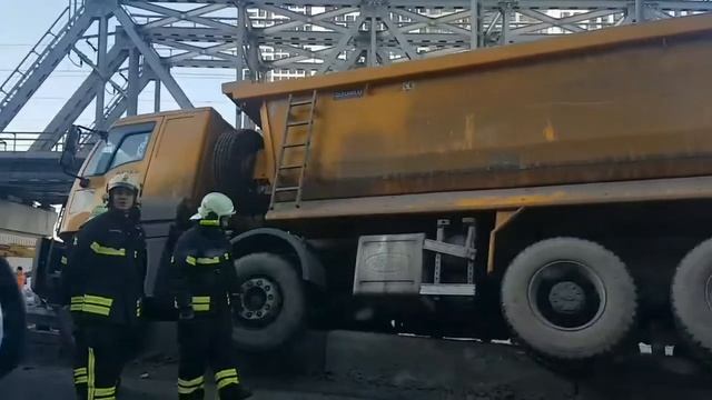 Грузовик влетел на бетонный блок смотреть онлайн