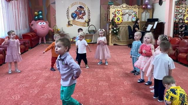 Песня "Мамочку люблю!" (Л. Мочалова). Группа №8 "Знайки" (2-3 года) смотреть онлайн
