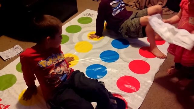 Kids/Hannah version twister game:) смотреть онлайн