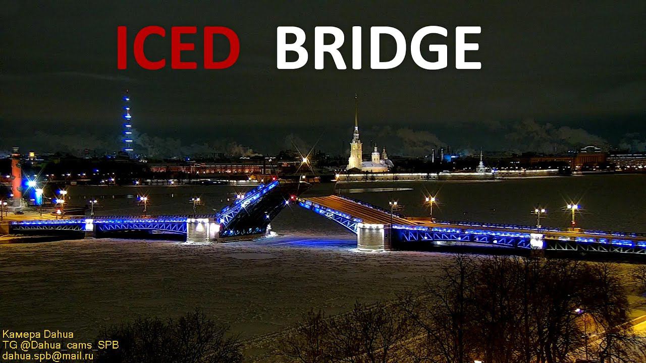 Iced bridge opened in St. Petersburg on a frosty winter night in the New Year's decoration смотреть онлайн