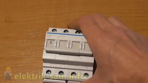 Реверсивный переключатель рубильник Hager SF263 для подключения генератора - обзор