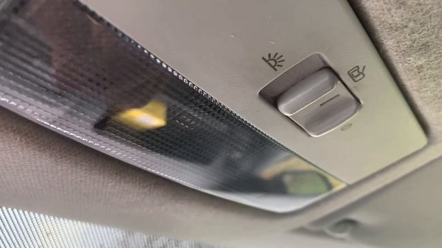 Замена лампы в плафоне салона на Skoda Fabia II смотреть онлайн