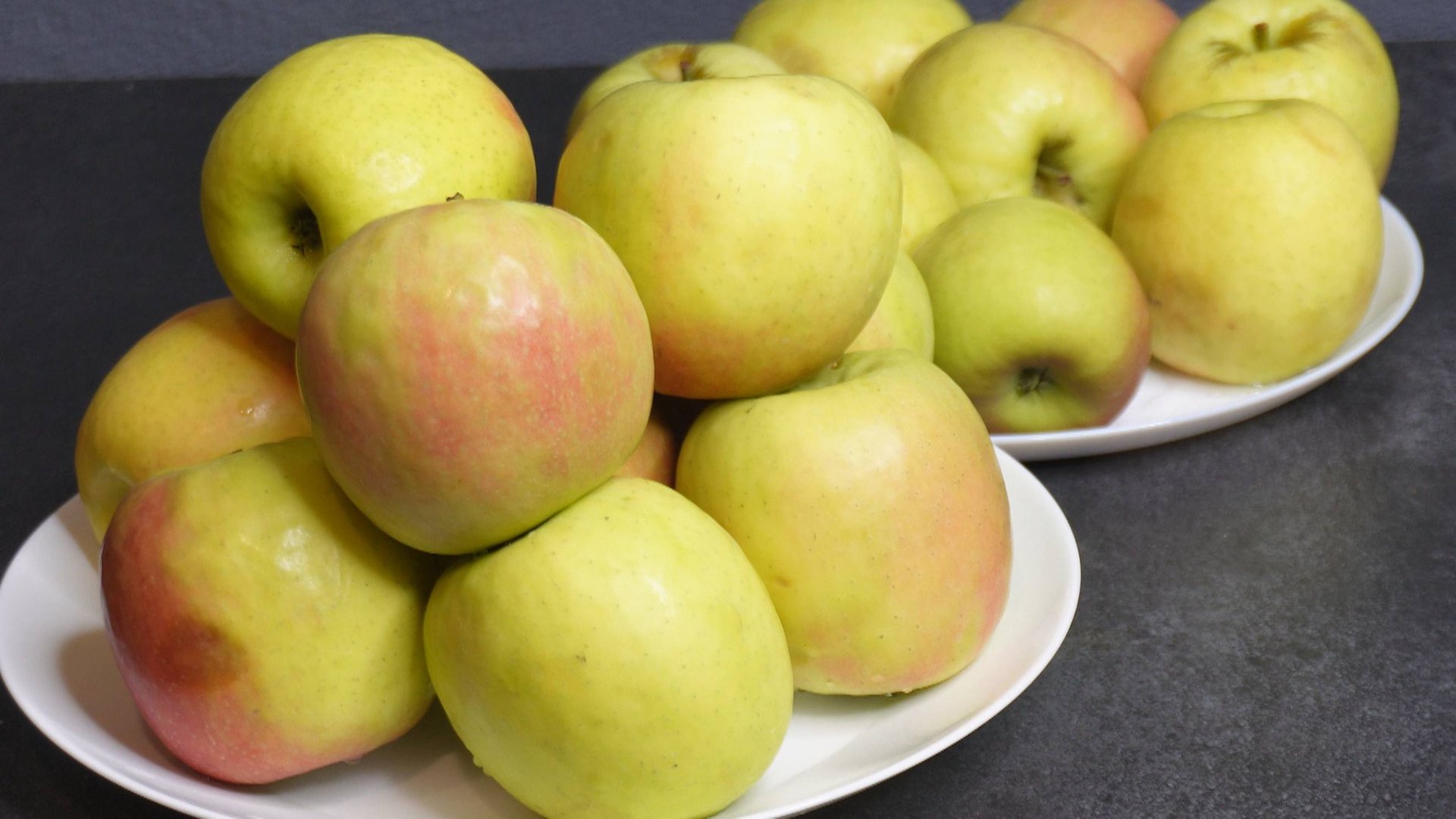 УЖЕ половину урожая Яблок так съели и не НАДОЕДАЕТ! смотрите что я из них делаю. Век живи век учись! смотреть онлайн