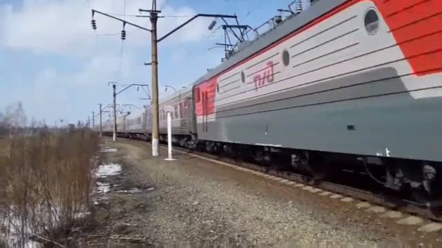 Быстрый пассажирский с приветом. ЭП1-246 с пассажирским поездом и приветливой бригадой смотреть онлайн