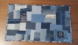 Коврик из старых джинсов.