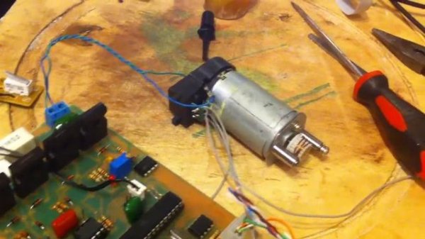 Простой сервоконтроллер http://master.i4.ru/index.php/topic,443.0.html