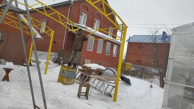 Навес своими руками из металла и поликарбоната, простой!
