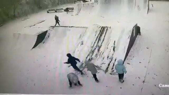 В Белогорске используют скейт-парк как горки смотреть онлайн