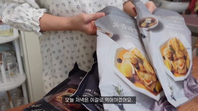 ENG) Vlog 크리스마스케이크? 만들고 집코바 만들어먹는 직장인 자취일상 브이로그 | 딸기갸또쇼콜라?, 크래미계란 주먹밥, 꽃게라면, 해물탕면, 탕수육, 겨울은 딸기지?