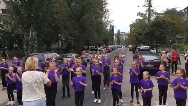 На Виноградарі провели флешмоб посеред дороги смотреть онлайн