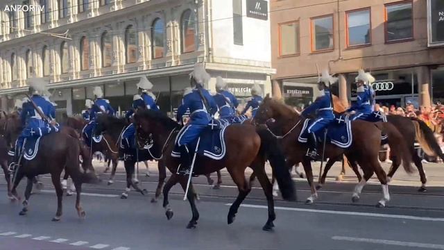 Король Швеции Густав XVI выезжает в город смотреть онлайн