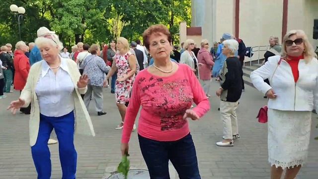 "Цыганочка АЗА,АЗА"... звучит на танцполе в Гомельском парке..13.05.2023года.??? смотреть онлайн