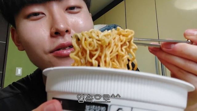 SUB)태어나서 처음 육개장 2개 먹으면? 계란후라이|김치|야구르트|먹방|Korean Ramen|Fried Eggs|Kimchi|Yakult|Eat|Mukbang смотреть онлайн