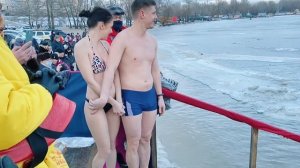 КУПАНИЕ на КРЕЩЕНИЕ 2022 КУПАНИЕ ДЕВУШЕК В ПРОРУБИ НА КРЕЩЕНИЕ