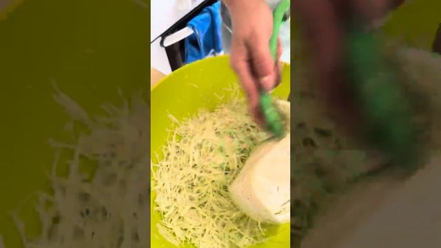 Тушем капусту з мясом смотреть онлайн