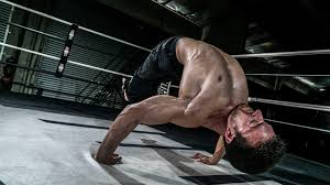 Гимнастика. Круто владеет телом.mp4 смотреть онлайн