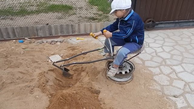Экскаватор в детскую песочницу от папы.