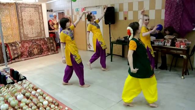 Индийские танцы в Ярославле"Прия" - "В поисках тебя" смотреть онлайн