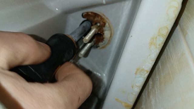Как можно выкрутить осколок от гибкой подводки не снимая смеситель
