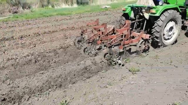 китайский трактор xt220 обработка картофеля ежиками. смотреть онлайн