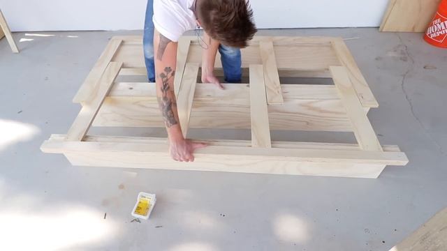 DIY Sleeper Sofa / Futon that Turns Into a Bed! | Modern Builds смотреть онлайн