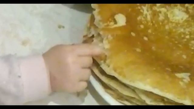 МАЛЕНЬКАЯ ДЕВОЧКА ВОРУЕТ БЛИНЧИКИ И КОРМИТ КОТА смотреть онлайн