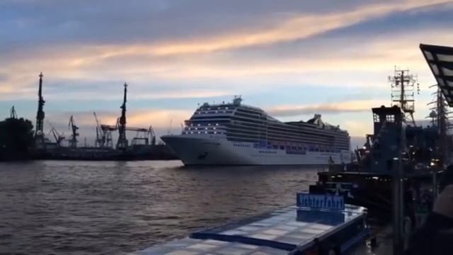 MSC Magnificia Sings Happy Birthday To Me On His Horn смотреть онлайн