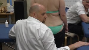 Демонстрация сгибательного (флексионного) теста при боли в спине