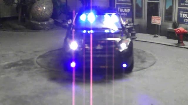 Unmarked Police 1/18 scale black Ford Explorer with lights. смотреть онлайн