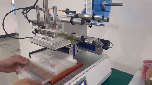 Этикетировщик этикеток плоской тары #маркинг #оборудование для дизнеса смотреть онлайн