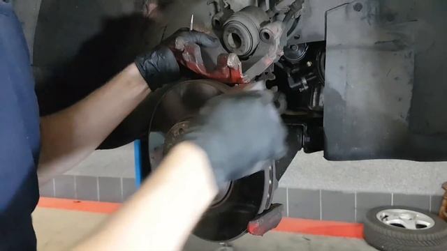 Jak wymienić klocki hamulcowe w Opel Astra G II Vauxhall | ForumWiedzy смотреть онлайн