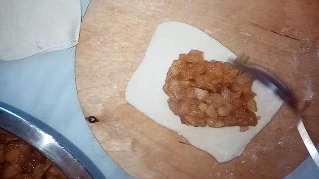 Слойки с яблоками из готового слоёного теста. Конвертики из слоёного теста с яблоками и корицей. смотреть онлайн