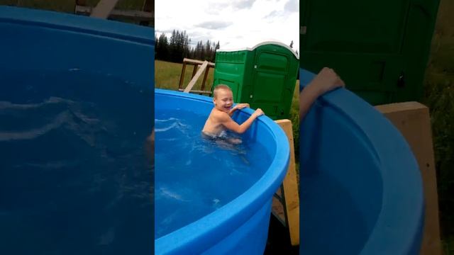 Бассейн для дачи 5,5куб/м. (Диаметр 2,4м, высота 1,4м) не забываем про ЛАЙКИ смотреть онлайн