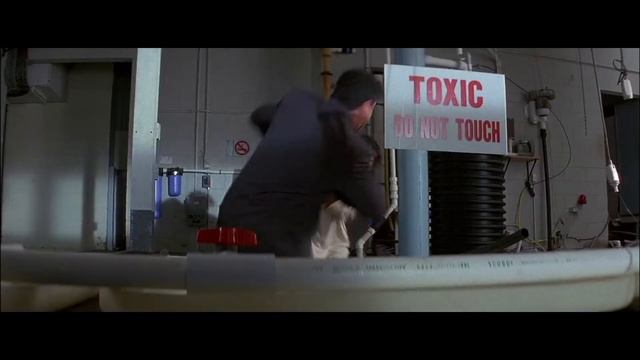 Джеки Чан против телохранителя Егорова в фильме ПЕРВЫЙ УДАР 1996 смотреть онлайн