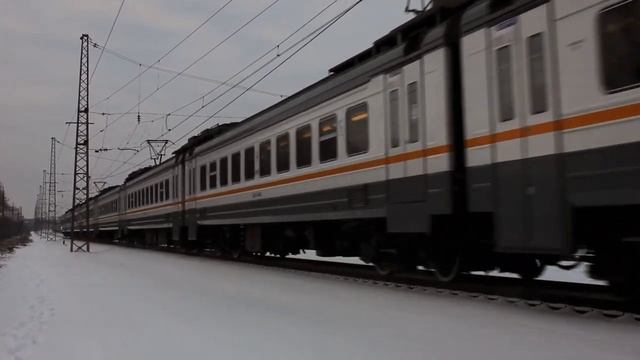 Электропоезд ЭД4М-0446 (экспресс Москва - Рязань) прибывает на станцию Рязань-1, декабрь 2018. смотреть онлайн